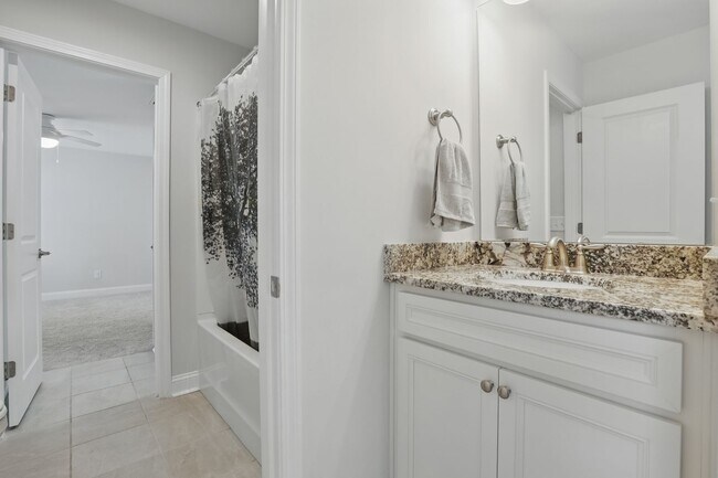 Building Photo - Spacious 5 Bedroom Home in Richmond Hill’s Waterways Community