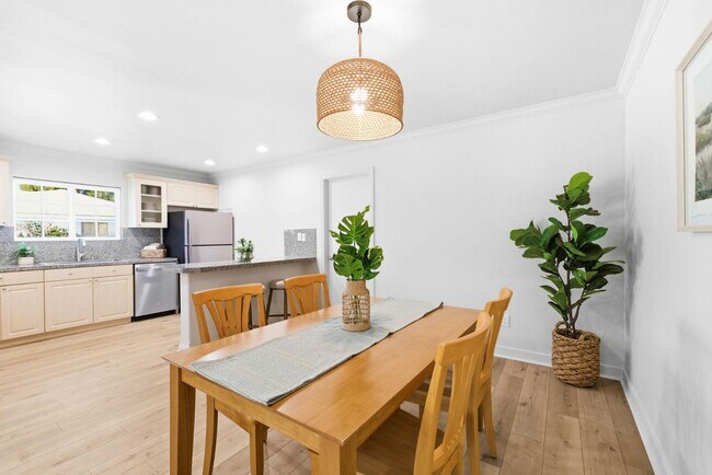 Building Photo - 765 Elkwood Ave