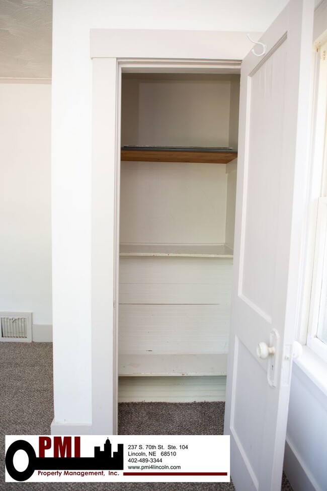 Building Photo - 4 Bedroom, 1.5 bathroom House For Rent; Av...