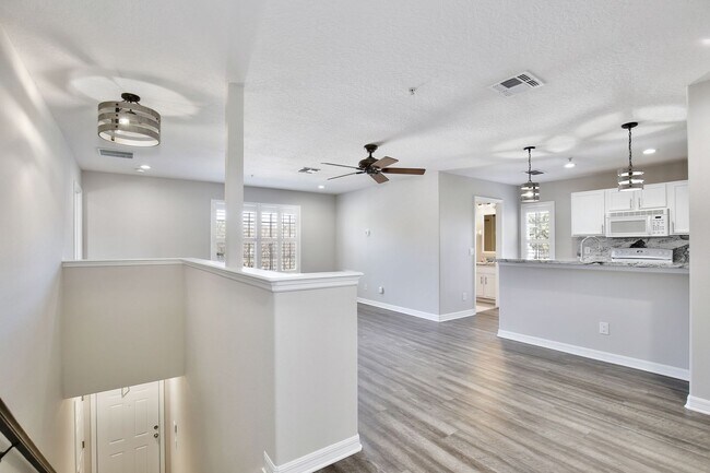 Building Photo - Modern 1/1 Spacious Apartment with 1 Car G...
