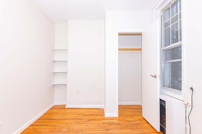 Building Photo - 1327 Halsey St