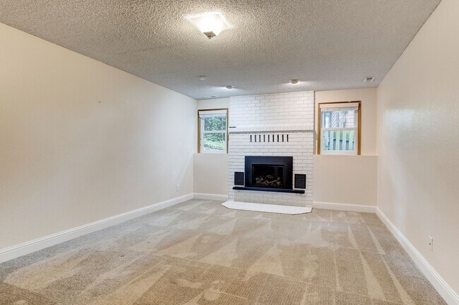 Building Photo - Cozy 4 Bed 3 Bath Home Center of Oak Harbor