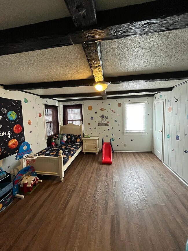 Building Photo - 18 Meadowlawn Dr