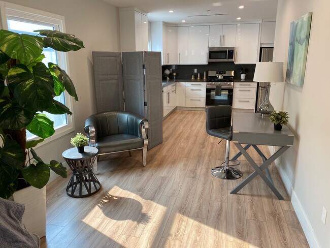 Primary Photo - 662 Salem St