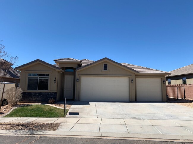 Building Photo - Beautiful Home in Hurricane