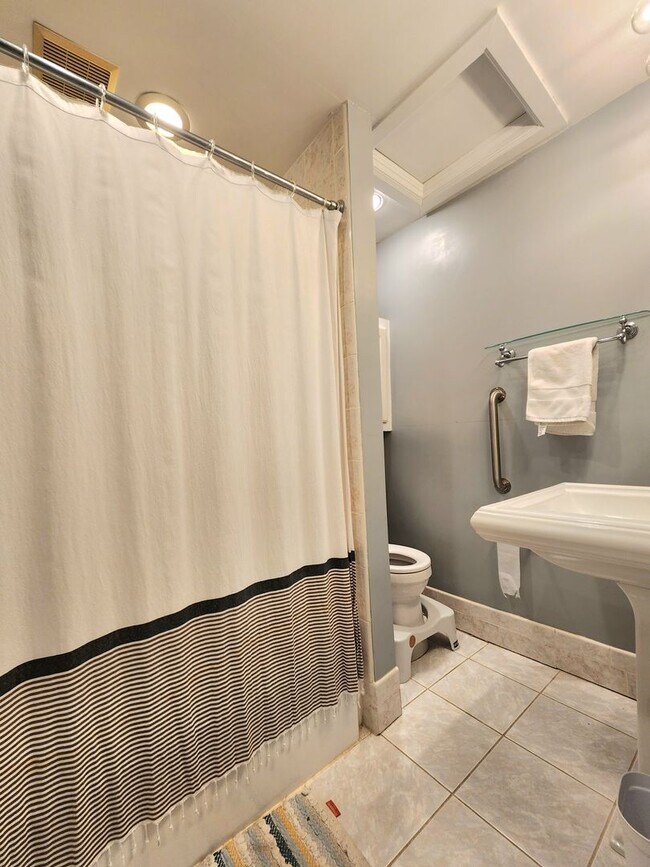 Building Photo - Elegant, spacious, modern Victorian in the...