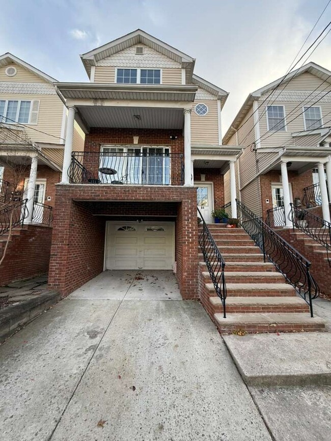 Building Photo - 84 W 14th St