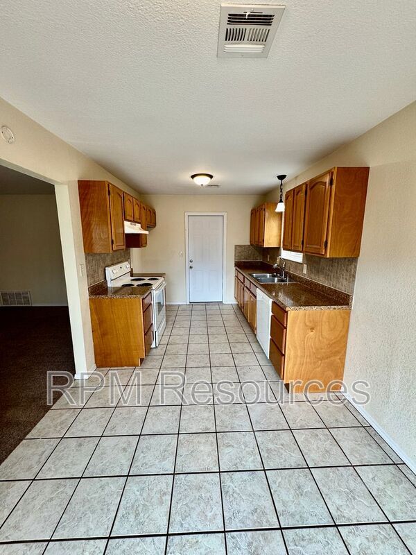 Building Photo - 440 E Carson Ln