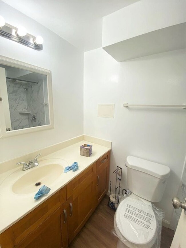 Building Photo - Renovated studio unit at the Five Regents
