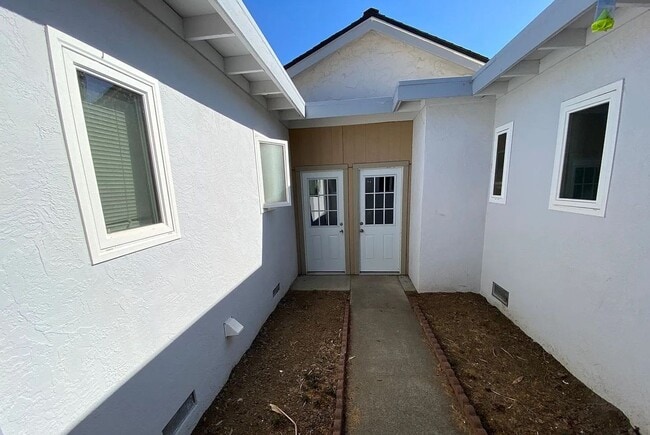 Building Photo - CAMPBELL - REMODELED DUPLEX with garage gr...