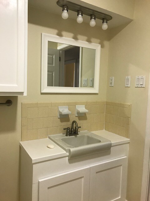 Building Photo - 302 Newcastle Dr