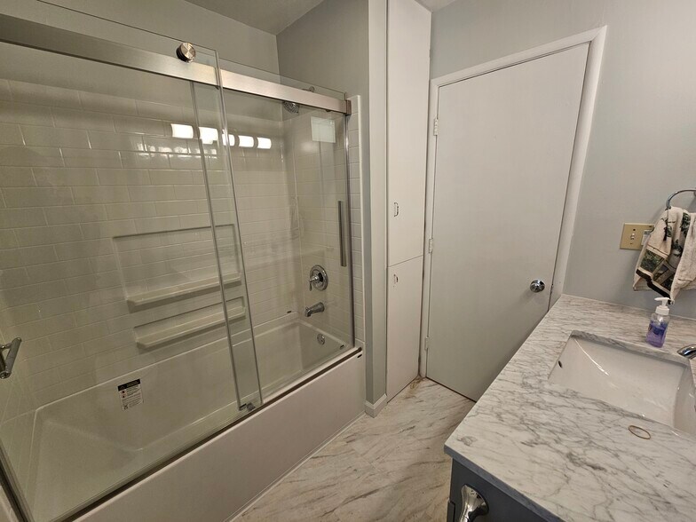 Building Photo - 819 Linden Ln