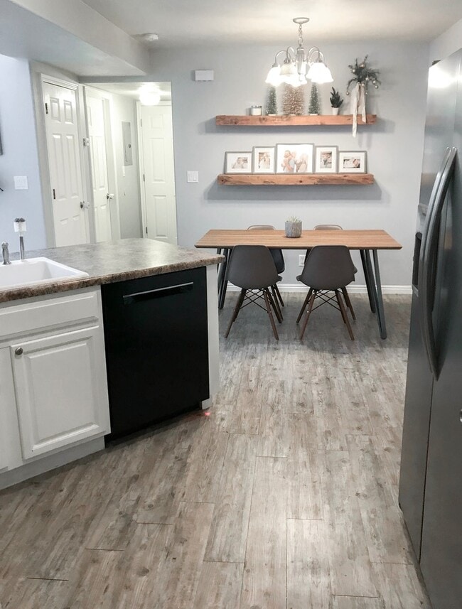 Building Photo - 3 bedroom, 2 bath townhome, end unit, grea...