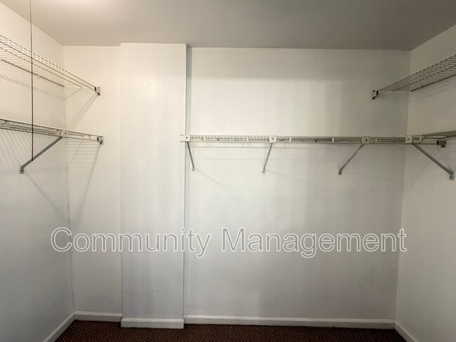 Building Photo - 533 Hadley Dr