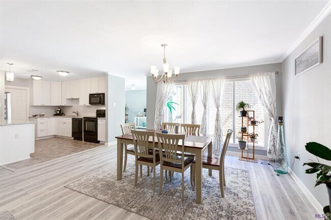 Building Photo - Beautiful 3BR/2BA Home with Sunroom, Formal Dining & Large Backyard