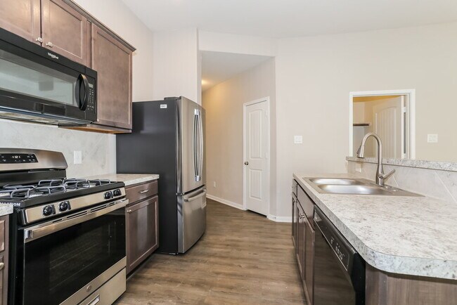 Building Photo - 15153 Meadow Glen S