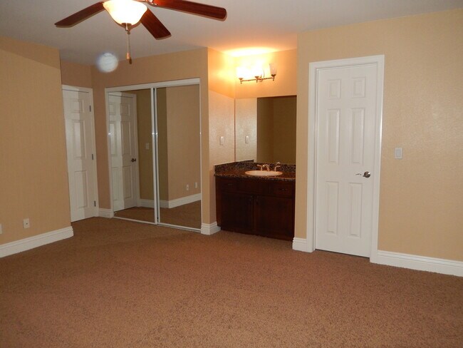 Building Photo - GORGEOUS TOWNHOME 3 BR, 2.5 BA, 2 CAR GARAGE