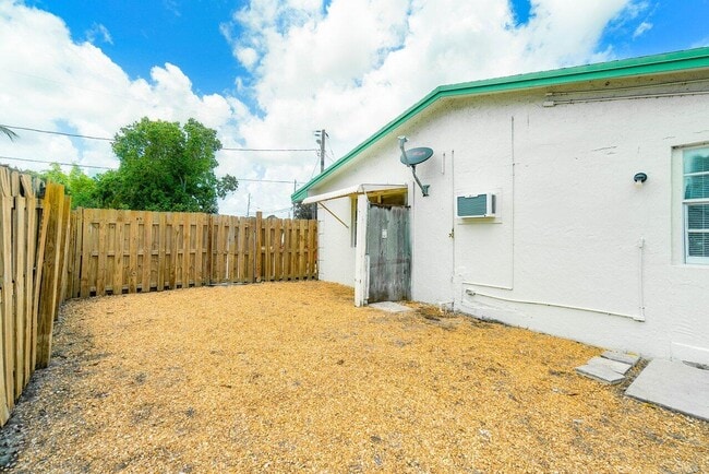 Building Photo - 3802 Melaleuca Ln