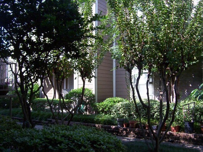 Building Photo - 1860 White Oak Dr