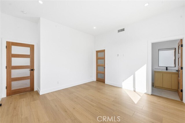 Building Photo - 6556 Balboa Blvd