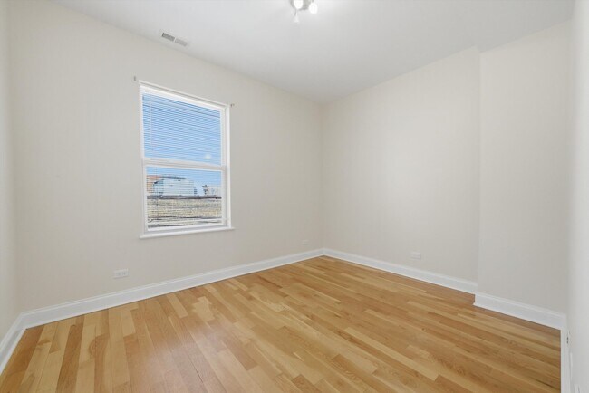 Building Photo - 4742 N Sawyer Ave