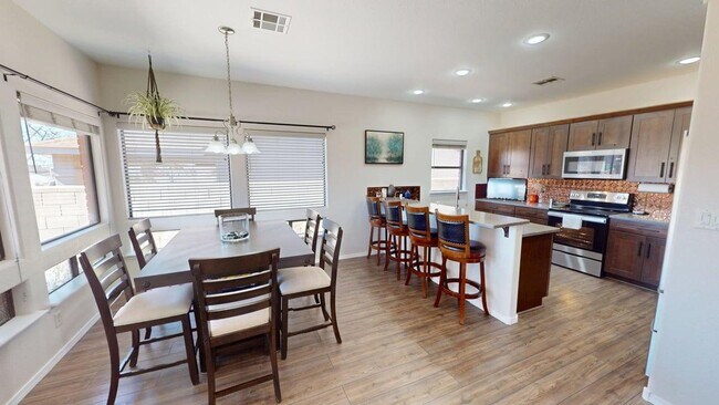 Building Photo - 3-Bedroom/2.5-Bathroom in Alamogordo, NM
