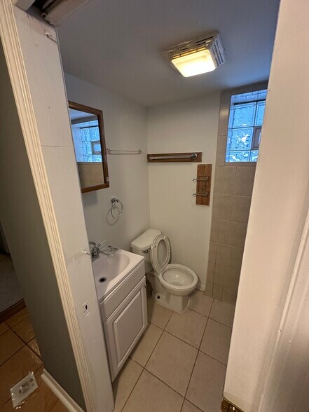 3 bathrooms - 1117 Foster St