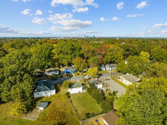 Building Photo - "2-Bed Bungalow with Granite Touches & Gleaming Hardwoods in Durham!"