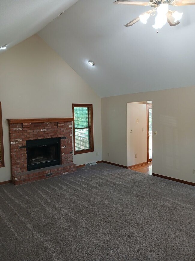 Building Photo - 3 bedrooms, 2.5 bathrooms, 2 car garage, with bonus flex room!