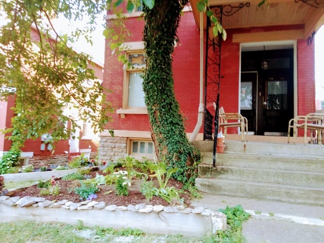 Building Photo - 2451 Maplewood Ave