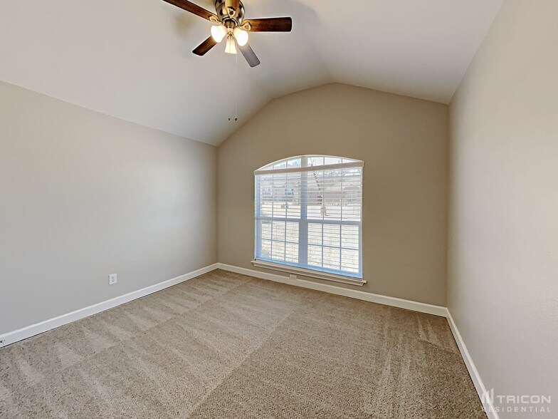 Building Photo - 710 Green Acres Ln