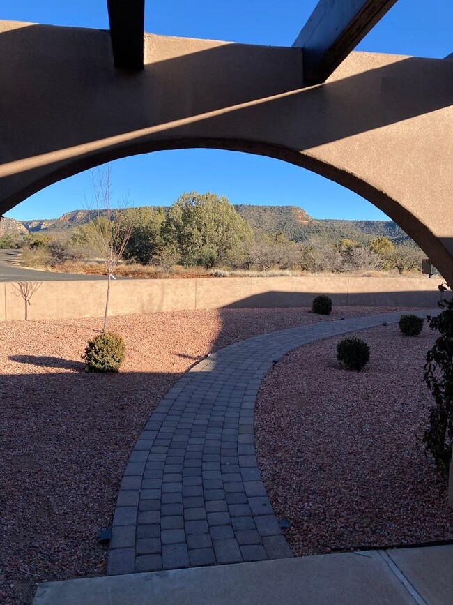 Building Photo - Gorgeous, modern, remodeled, furnished ren...