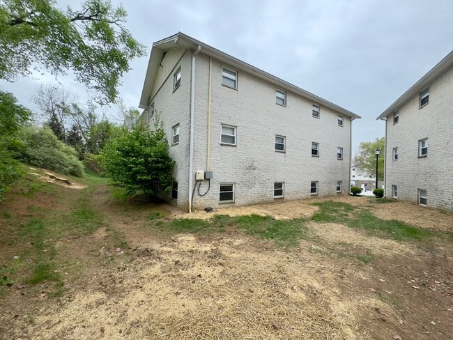 Building Photo - 11 Warren Lodge Ct