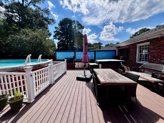 Building Photo - Love Where You Live in Lake Shores!