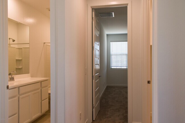 Building Photo - 1106 E Weatherby Way