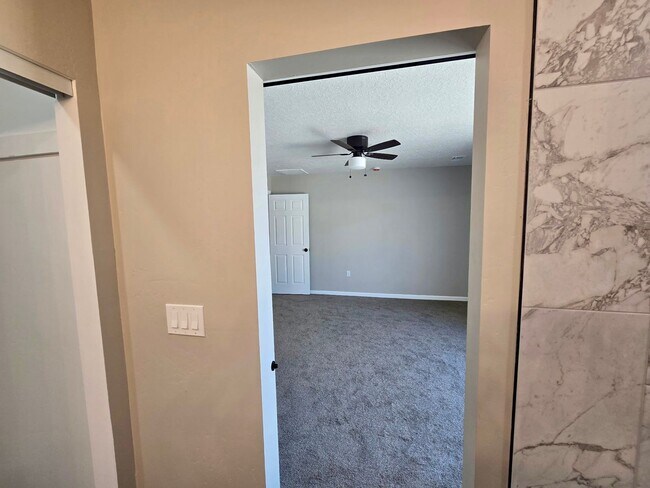 Building Photo - ***NEW*** 3-bedroom, 2-bath home in Albuquerque with all the modren finishes!