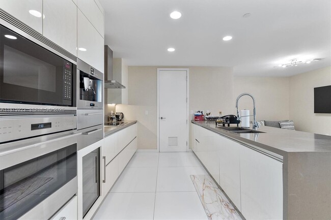 Building Photo - 17475 Collins Ave