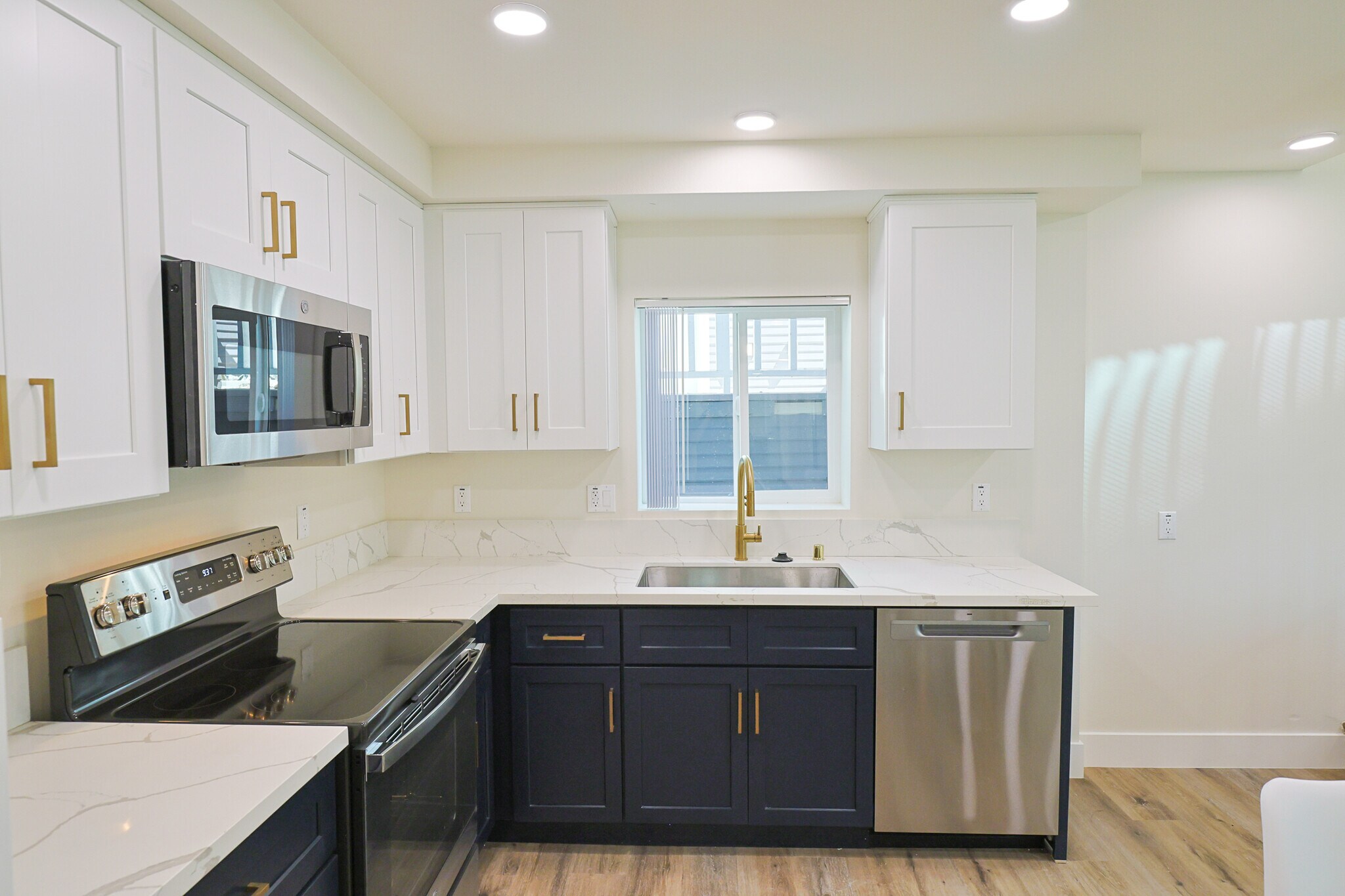 Building Photo - 1426 W 27th St