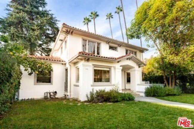 Building Photo - 2027 Canyon Dr