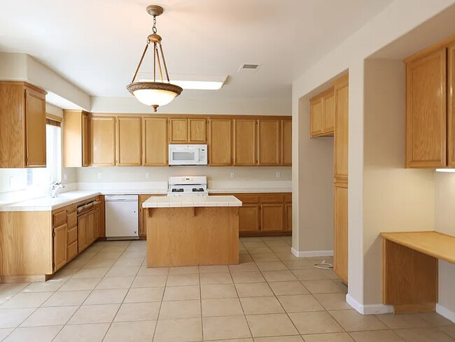 Building Photo - New Renovation* Prestigious Spacious 4 Bedroom
