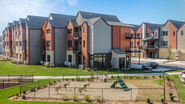 Building Photo - Beautiful 2-Bed/2.5 Bath Townhome in Downt...