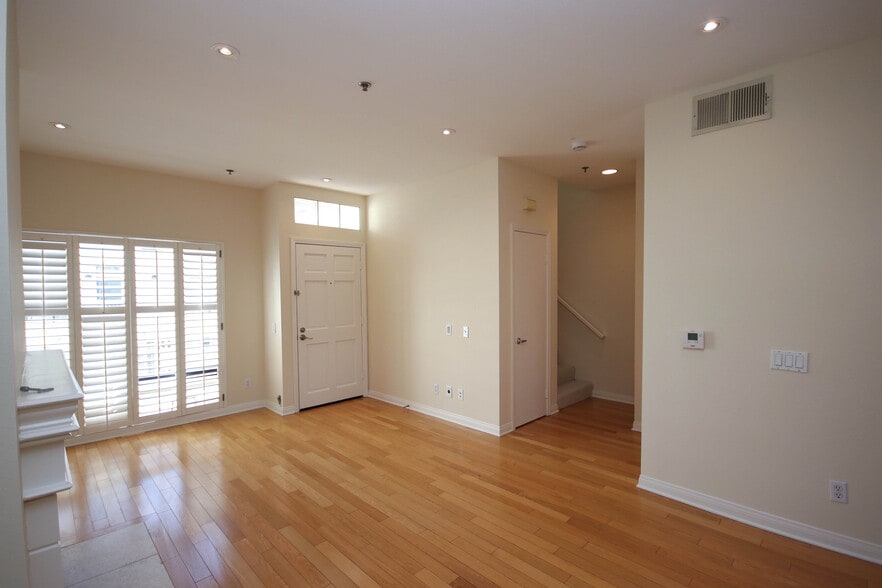 Building Photo - 111 S Oak Knoll Ave