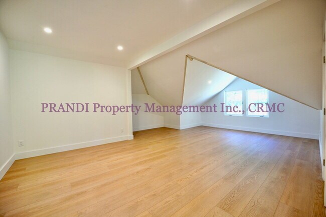 Building Photo - Classic, Modern and Private Home with Fres...