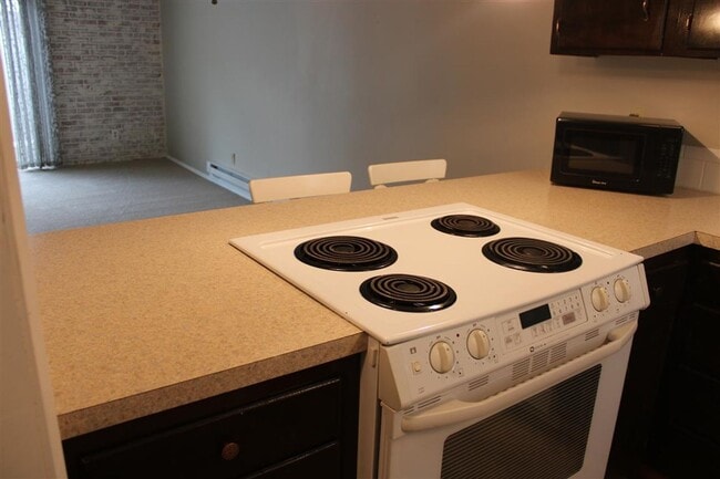 Building Photo - Beautiful 2 Bedroom 1.5 Bathroom Condo!