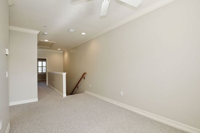 Building Photo - Stunning 2/2.5 Spacious Townhome with a Lo...