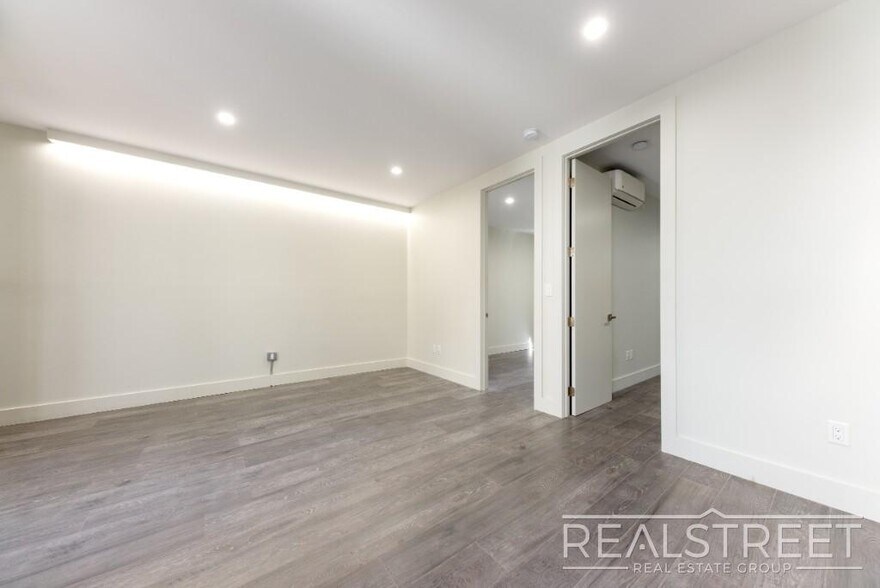 Building Photo - NO FEE! Modern New 2 Bed in Park Slope