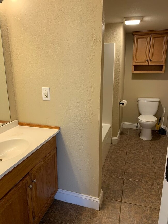 Building Photo - Adorable home in Joplin! 2 bedroom, 1 bathroom home with large living space, carport, and applian...