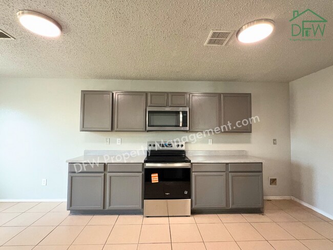 Building Photo - Spacious 4-Bedroom Home with Fireplace & Large Backyard in SW Fort Worth