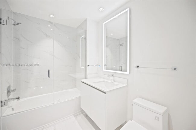 Building Photo - 700 NE 24th St