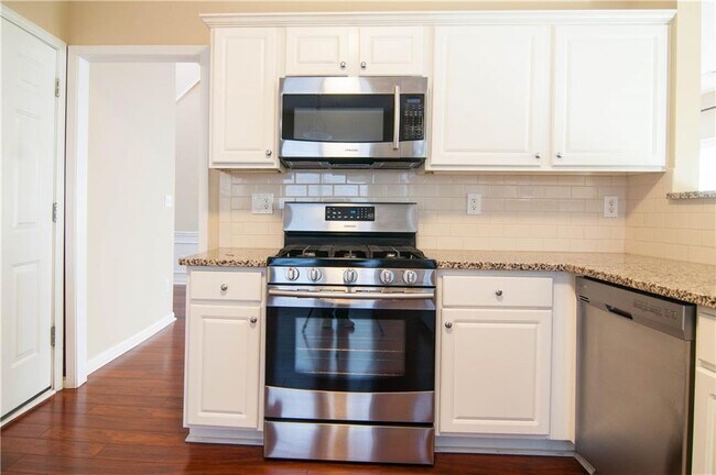 Building Photo - 558 Lullingstone Dr SE